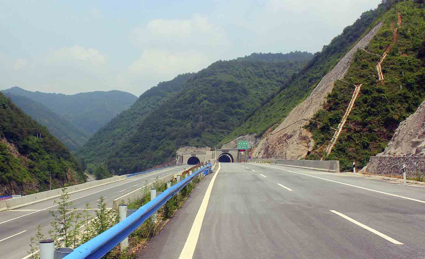 三淅高速公路灵宝至卢氏段崤山隧道