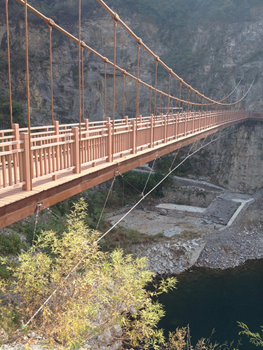 云台山峰林峡人行吊桥施工顺利完成 